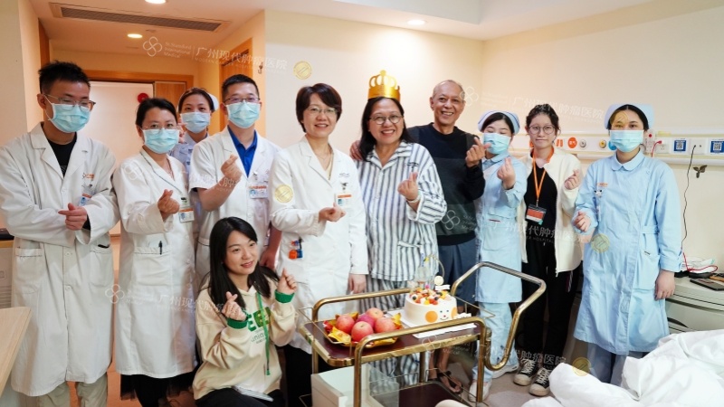 戴主任给患者过生日.jpg